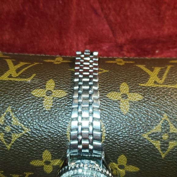 Tupperware Women's Watch Silver & Crystals Logo‎ Face New Battery - Picture 2 of 7